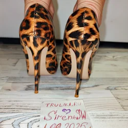 Леопардовые туфли на шпильке — вид сзади