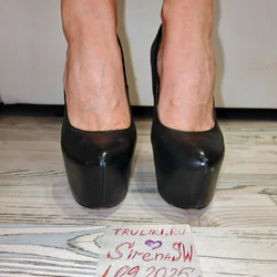 Ношеная обувь — чёрные туфли на платформе спереди